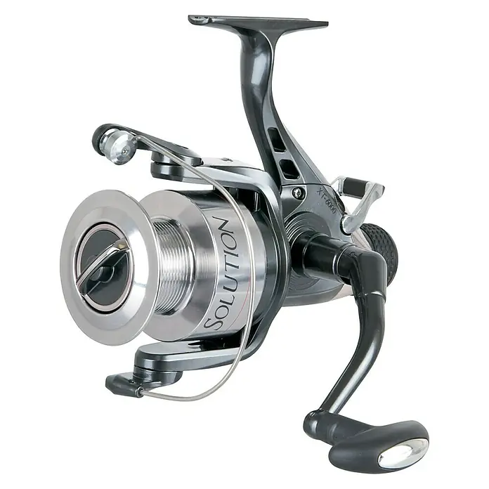 Westline Angelrolle Solution XT-Runner - Aluminium - Das Bild zeigt eine detailreiche Nahaufnahme einer silbernen "Solution XT-6000" Angelrolle vor schwarzem Hintergrund.