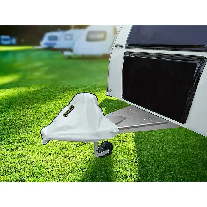Calima Deichselschutzhaube - L x B: 91 x 59 cm, Grau - Aufnahme einer Wohnwagen-Anhängerkupplung mit CALUNA-Schutzhülle auf einem Campingplatz, Fokus auf der CALUNA Anhängerkupplung Abdeckung.