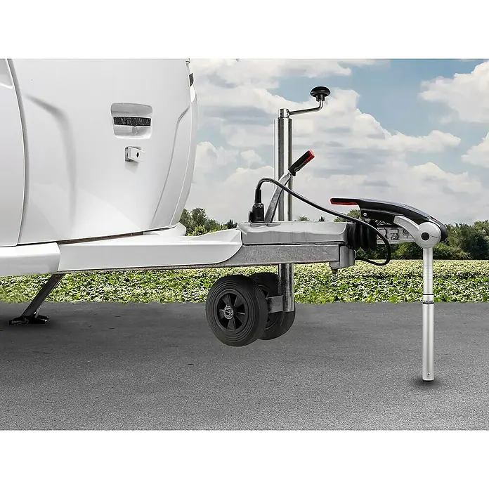Calima Deichselwaage - Höhe: 43 cm, Geeignet für: Wohnwagen, Stützlast: 100 kg - Das Bild zeigt einen modernen Wohnwagen mit silberner Anhängerkupplung, Stützrad und Deichselwaage auf asphaltiertem Untergrund.