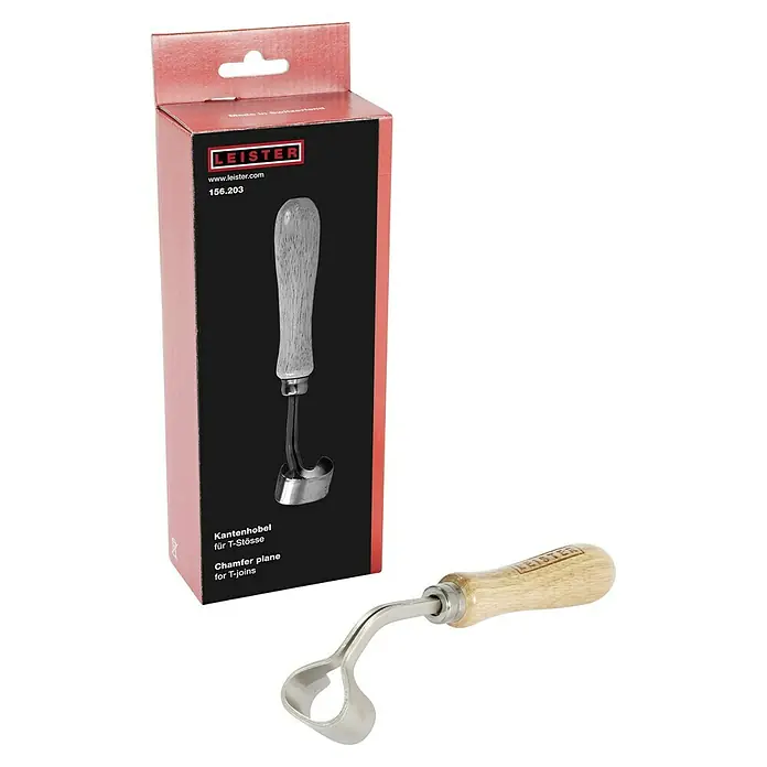 Leister Kantenhobel - Geeignet für: Kunststoff-Dichtungsbahnen - Produktbild eines Leister Kantenhobels für T-Stösse, mit Holzgriff und Edelstahlklinge, sowie der Produktverpackung im Hintergrund.