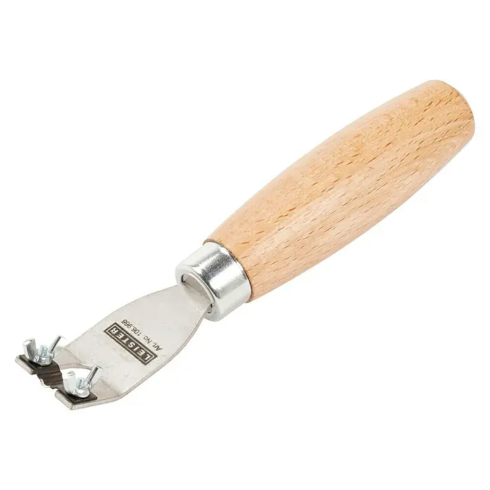 Leister Fugenhobel - Geeignet für: Bodenbeläge - Nahaufnahme eines Nahtschälers mit Holzgriff und Metalleinsatz von Leister, ein Werkzeug für professionelle Ergebnisse.