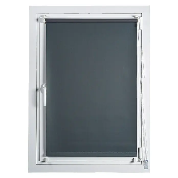 Estor enrollable Clip&Fix Opaco - An x Al: 45 x 180 cm, Grafito - Ventana con un estor gris, que proporciona oscurecimiento de la habitación y privacidad. El estor está montado en un marco blanco.