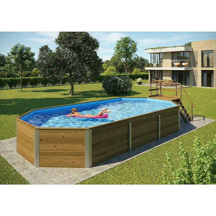 Weka Holz-Pool Teneriffa - L x B x H: 850 x 376 x 116 cm, Braun, 25.600 l - Gartenpool aus Holz mit Frau auf pinkfarbener Luftmatratze im blauen Wasser. Treppe führt zum Pooldeck. Grüner Garten umgibt den Pool.