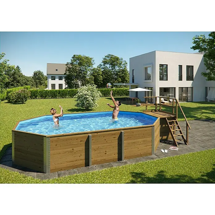 Weka Holz-Pool Fuerteventura - L x B x H: 714 x 376 x 116 cm, Braun, 20.400 l - Einbaupool im Garten, auf einem gepflasterten Bereich. Zwei Personen spielen Volleyball im Pool, umgeben von Rasen und Häusern.