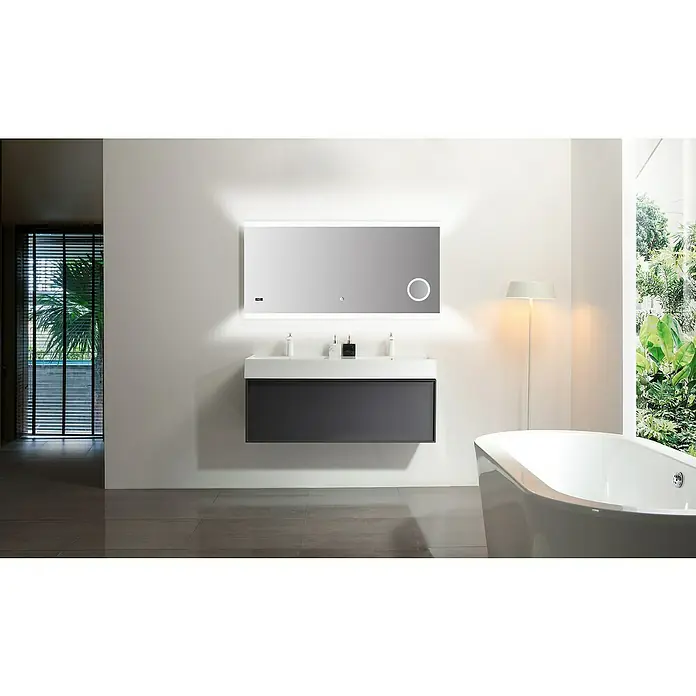 DSK Lichtspiegel Silver Shine 2.0 - 140 x 70 cm - Modernes Badezimmer mit einem beleuchteten Spiegel über einem eleganten Waschtisch und einer freistehenden Badewanne.
