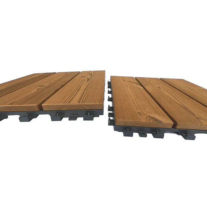 Loseta con sistema click Smartdeck - Pino, 30 x 30 x 2,5 cm, Natural, 6 ud. - Dos baldosas de suelo de madera con una base de plástico negro, ligeramente desplazadas entre sí.