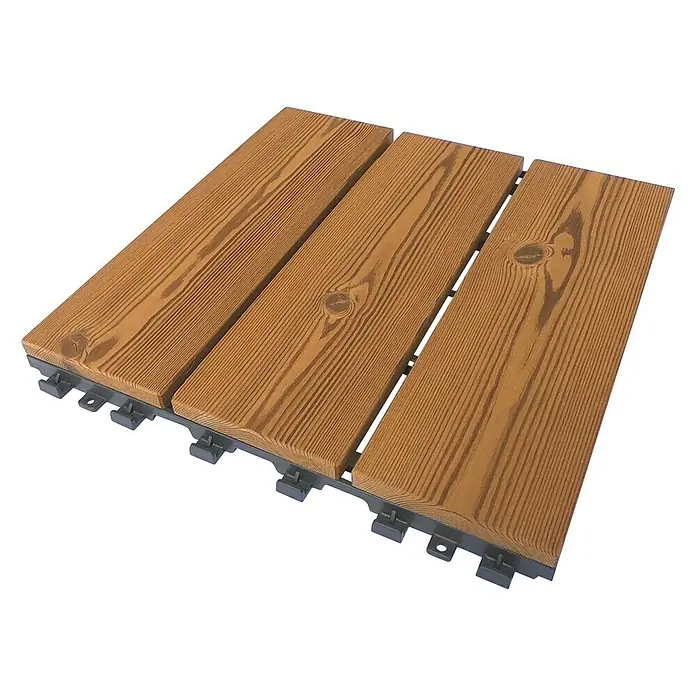 Loseta con sistema click Smartdeck - Pino, 30 x 30 x 2,5 cm, Natural, 6 ud. - La imagen muestra un primer plano de tres baldosas de madera con un distintivo patrón de vetas, montadas sobre una base de plástico gris.