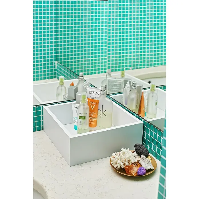 Format Wandregal-Set Kalisi - 3 Stk., Weiß - Badezimmer-Arrangement mit Hautpflegeprodukten von Vichy und Calvin Klein in einem weißen Behälter, neben dekorativen Elementen.