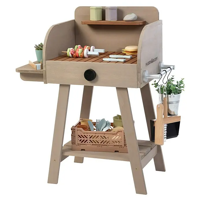 Muddy Buddy Spielgrill BBQ Chef - 68 x 37 x 79 cm, Warmgrau - Ein vielseitiger Muddy Buddy Outdoor-Spielküchengrill aus Holz mit Zubehör für kreative Rollenspiele im Freien.