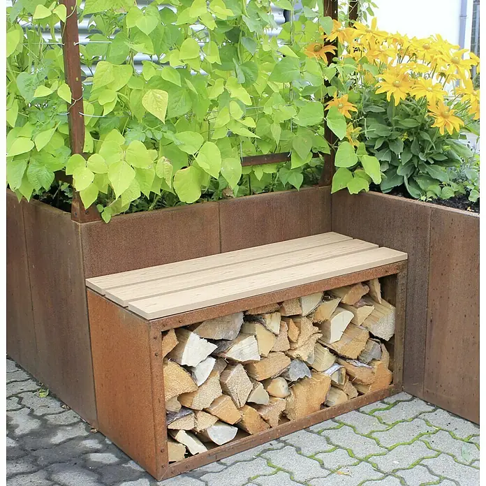 Palatino Exclusive Line Kaminholzregal Woodpecker Pro - 100 x 40 x 50 cm, Stahl, Edelrost - Holzbank mit Cortenstahlrahmen und Holzscheitfach, integriert in ein Hochbeet mit Pflanzen. Eine praktische und dekorative Gartenlösung.