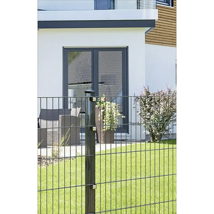 Mattenzaun Leicht - 250 x 103 cm, Anthrazit - Bild eines Doppelstabmattenzauns in Anthrazit vor einem modernen Haus mit Garten. Der Zaun ist stabil und langlebig.