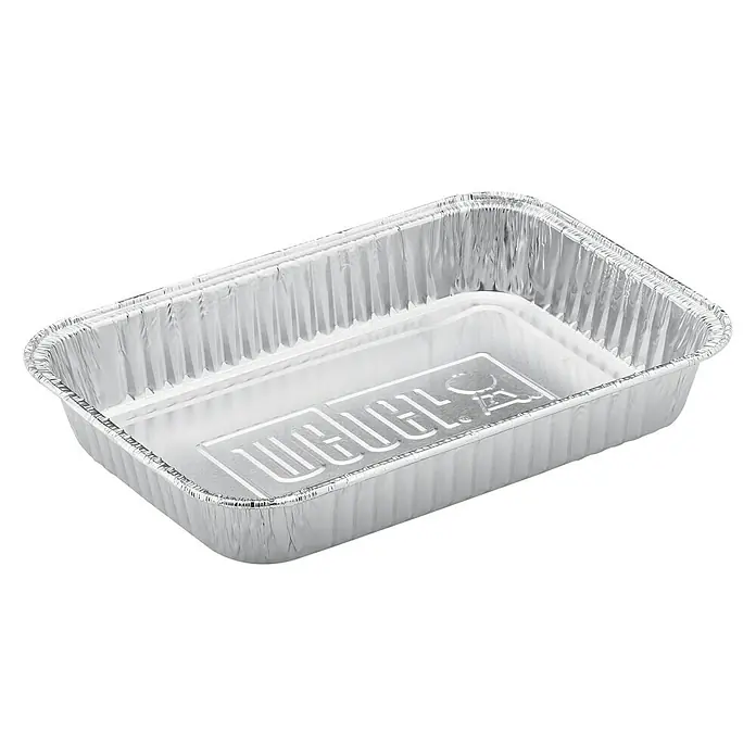 Weber Bandejas de aluminio - L x An x Al: 21 x 15 x 5 cm, 10 ud. - Una bandeja de goteo rectangular de papel de aluminio plateado con el logo de Weber grabado, ideal para asar a la parrilla y cocinar, sobre fondo negro.