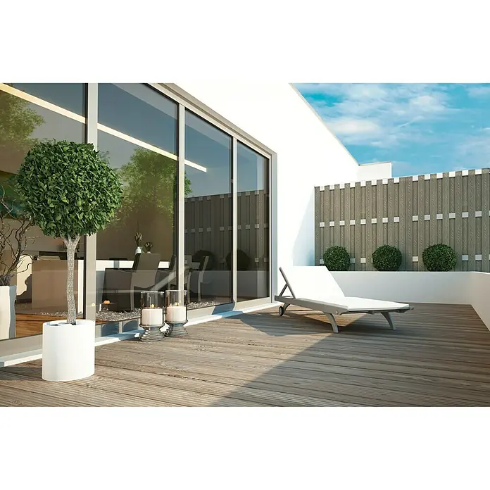 Sichtschutzelement Madrid Alu - 180 x 180 cm, Anthrazit - Einladende Terrasse mit stilvollem Sichtschutzzaun, bequemer Liege und eleganten Deko-Elementen. Ideal für entspannte Stunden im Freien.