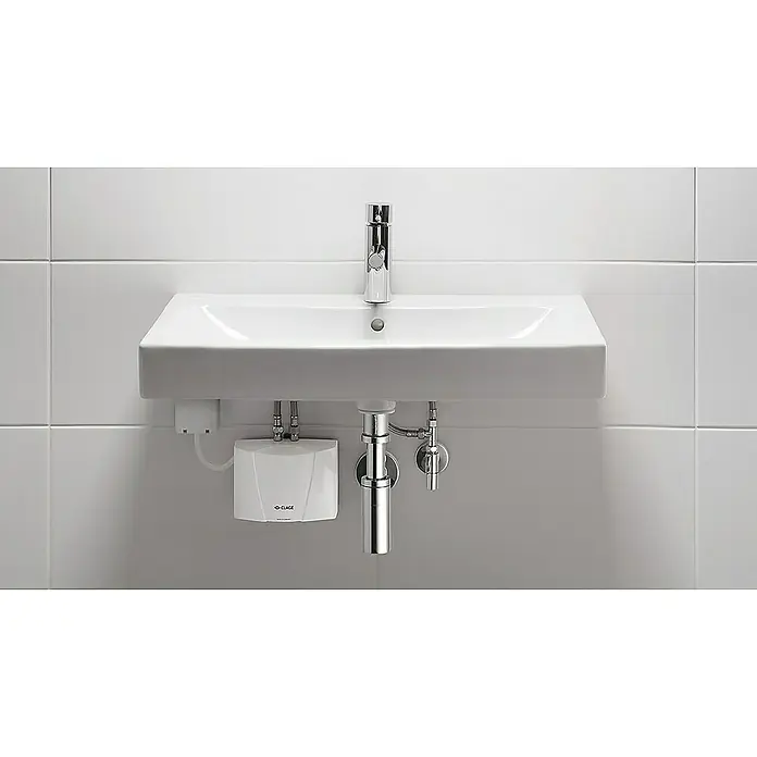 Clage Kleindurchlauferhitzer MBH4 - 4,4 kW, Hydraulisch, Druckfest - Das Bild zeigt ein modernes Waschbecken mit Armatur und Wasserhahn vor einer weißen Fliesenwand.