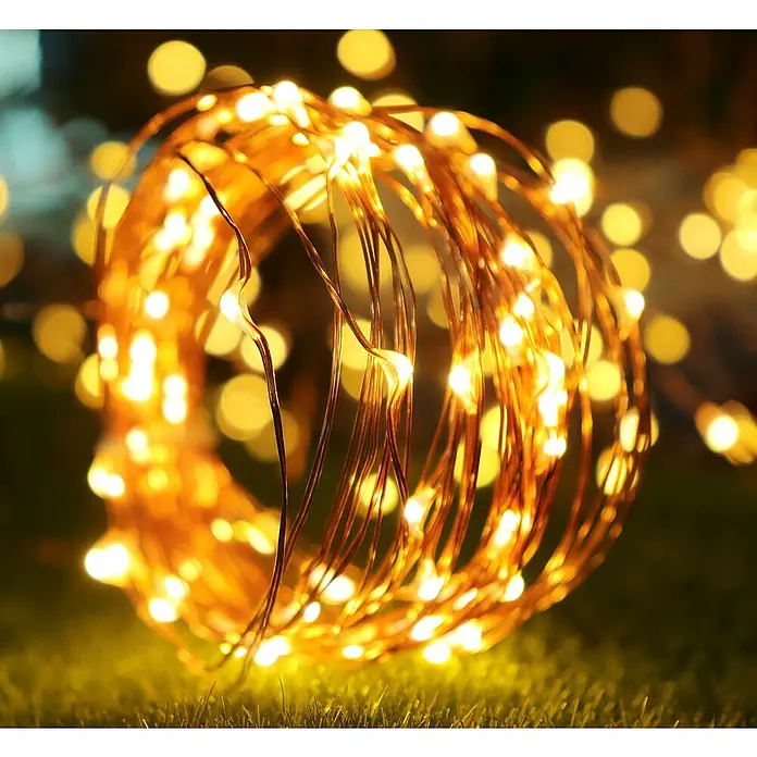 Arte confort Guirnalda luminosa solar Metis - Largo: 1.200 cm - Primer plano de una bola de luces LED parpadeantes, que emanan una luz cálida y crean un ambiente festivo.