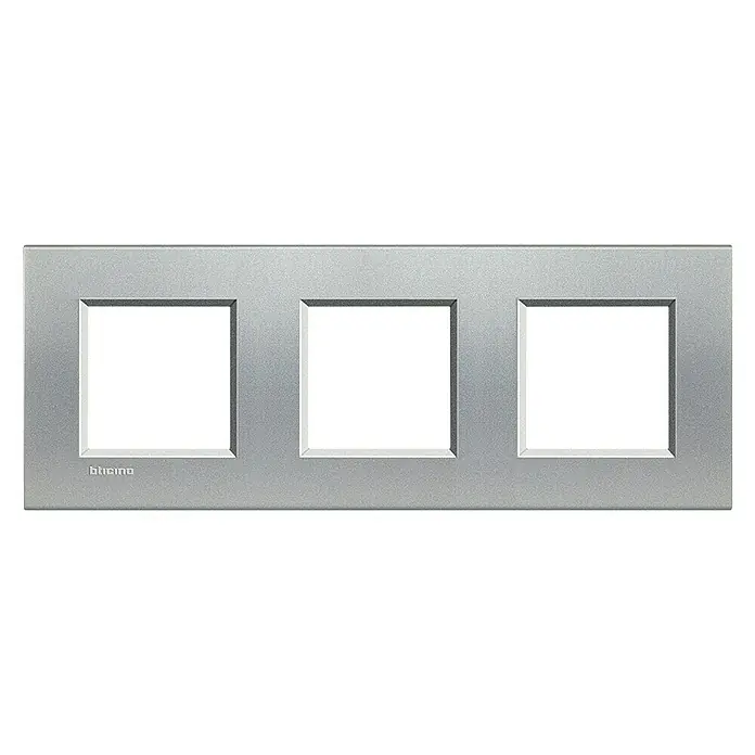 Bticino Living Light Marco 2 módulos - Aluminio, Modelo de mecanismos: x 3, Plástico, Colocar - Cubierta de marco triple plateada Bticino LivingLight para interruptores y enchufes, un diseño moderno para instalaciones eléctricas elegantes.