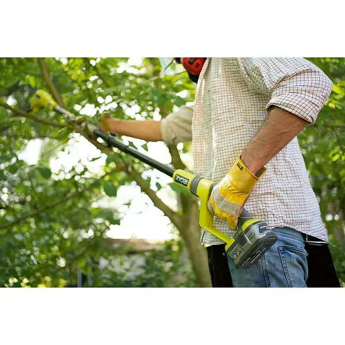 Ryobi ONE+ Podadora telescópica de batería OPP 1820 - 18 V, Sin batería, Longitud de la cuchilla: 20 cm - Motosierra de poda de altura inalámbrica RYOBI, con batería de 5.0 Ah, para podar ramas de árboles en jardín.