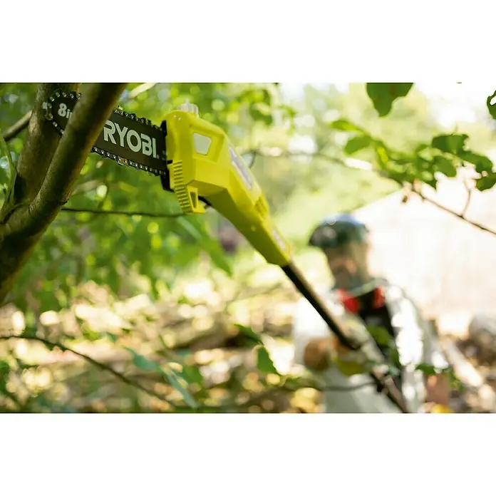 Ryobi ONE+ Podadora telescópica de batería OPP 1820 - 18 V, Sin batería, Longitud de la cuchilla: 20 cm - Motosierra de pértiga RYOBI en acción al aire libre. La motosierra extensible está cortando una rama de árbol, con una persona visible al fondo.