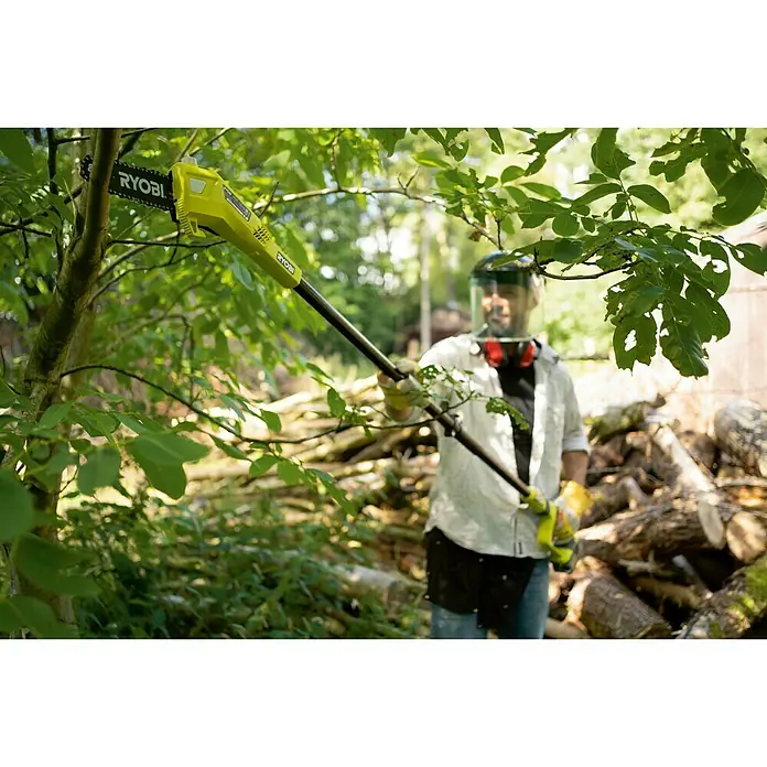 Ryobi ONE+ Podadora telescópica de batería OPP 1820 - 18 V, Sin batería, Longitud de la cuchilla: 20 cm - Hombre recortando ramas con una motosierra de pértiga Ryobi. El dispositivo amarillo y negro facilita la jardinería con cortes precisos.