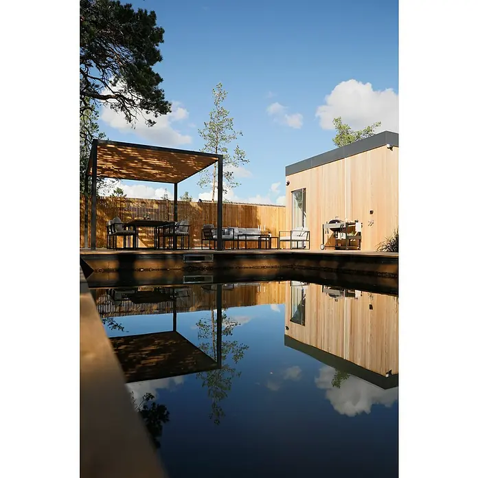 SENSUM Conjunto de muebles Inari - 5 pzs., Aluminio, Negro - Moderna zona exterior con piscina, terraza de madera, pérgola y muebles de jardín. El edificio revestido de madera realza el ambiente elegante.