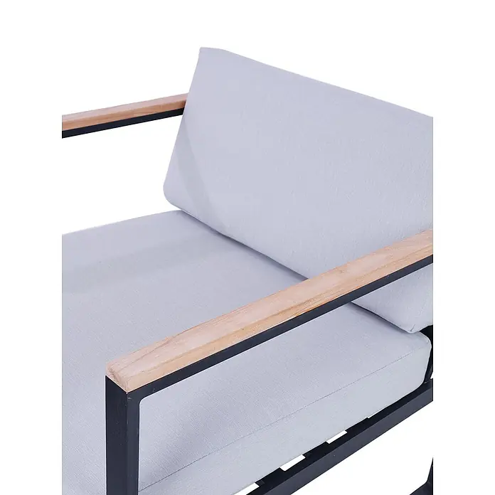 SENSUM Conjunto de muebles Inari - 5 pzs., Aluminio, Negro - Primer plano de una silla moderna con cojines grises claros y reposabrazos de madera, ideal para sentarse al aire libre con estilo.