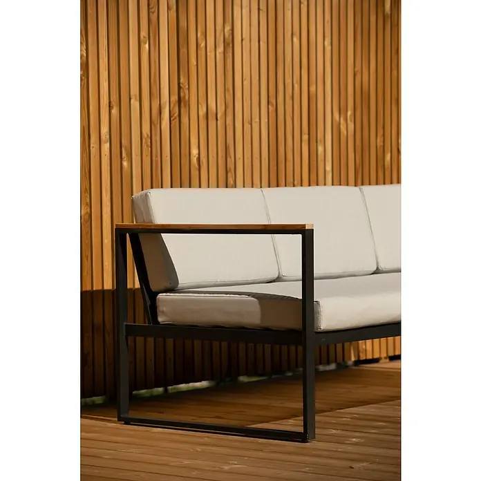 SENSUM Conjunto de muebles Inari - 5 pzs., Aluminio, Negro - Cómodo sofá de exterior con tapicería gris y estructura metálica oscura contra una pared de madera. Ideal para relajarse al aire libre.