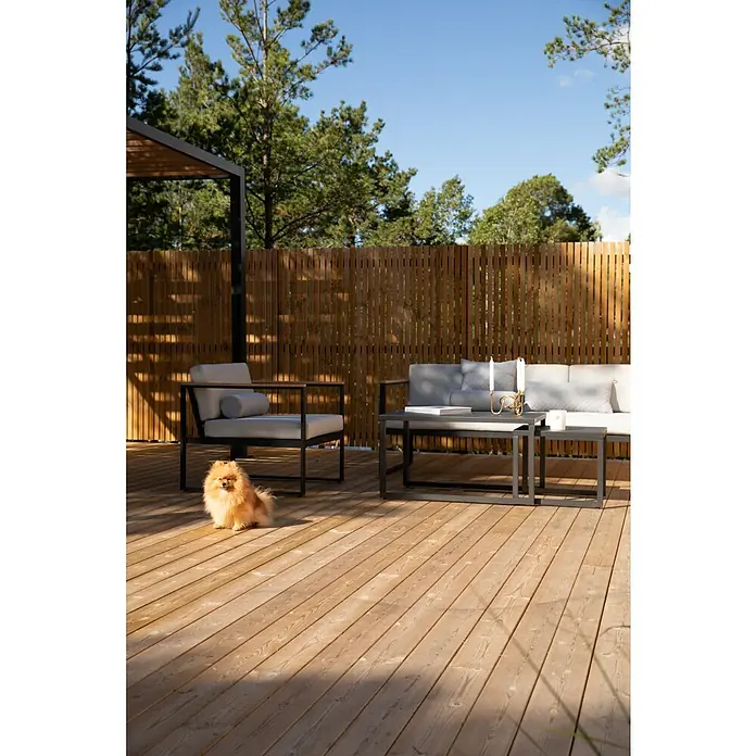 SENSUM Conjunto de muebles Inari - 5 pzs., Aluminio, Negro - Una relajante zona al aire libre con modernos muebles de patio y un lindo perro Pomerania en una terraza de madera.