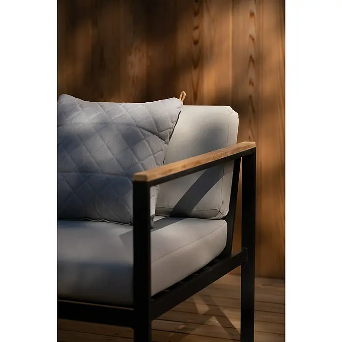 SENSUM Conjunto de muebles Inari - 5 pzs., Aluminio, Negro - Primer plano de un elegante sillón de exterior con cojín gris y reposabrazos de madera, perfecto para relajarse al aire libre.