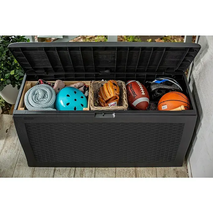 Keter Baúl para jardín Samoa - L x An x Al: 44,7 x 116,4 x 57 cm, Antracita - Una caja de almacenamiento negra de exterior, abierta y llena de equipamiento deportivo y otros artículos.