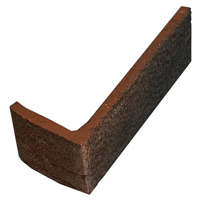 Celina Klinker Verblendstein-Ecke Handform Old Millhouse - 11,5 cm x 5,2 cm x 7 mm, Rot/Grau, Steinoptik - Nahaufnahme eines kantigen Eckstücks aus Terrakotta mit dunkler, rauer Oberfläche. Ideal für rustikale Bau- und Gestaltungsprojekte.
