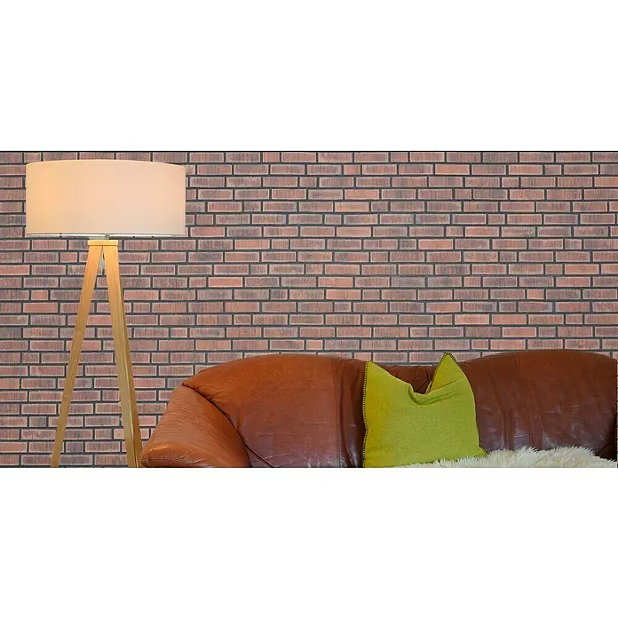Celina Klinker Verblendstein-Ecke Wasserstrich Boston - 21,5 cm x 6,5 cm x 15 mm, Schwarz/Braun, Steinoptik - Ein Interieur mit einer Stehlampe, einem braunen Ledersofa und einer Ziegelwand, das eine gemütliche und stilvolle Atmosphäre schafft.