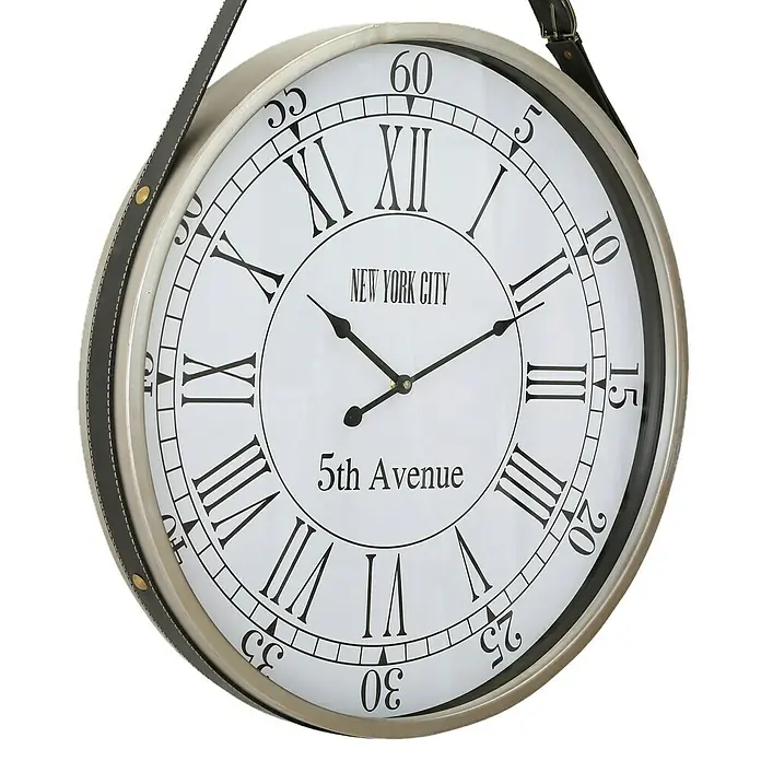 Wanduhr Astoria - Durchmesser: 60 cm, Weiß/Silber - Nahaufnahme einer dekorativen Wanduhr im Vintage-Stil mit römischen Ziffern und Lederriemenaufhängung.