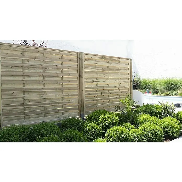 Cerland Celosía para exterior Fetiche - 1,8 x 1,8 m, Madera, Natural - Una moderna pantalla de privacidad de cerca de madera con listones horizontales ofrece privacidad y se integra perfectamente en el diseño del jardín verde.