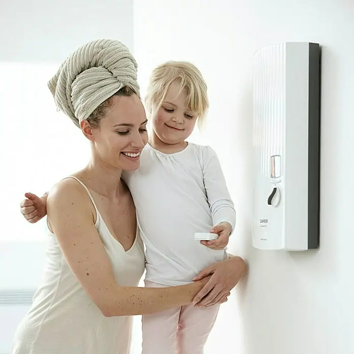 Zanker Durchlauferhitzer DE 24 EL TOP - 24 kW, Elektronisch, Geschlossen - Mutter und Kind mit CLARER Händedesinfektionsgerät im Badezimmer. Praktische und hygienische Lösung für die ganze Familie.