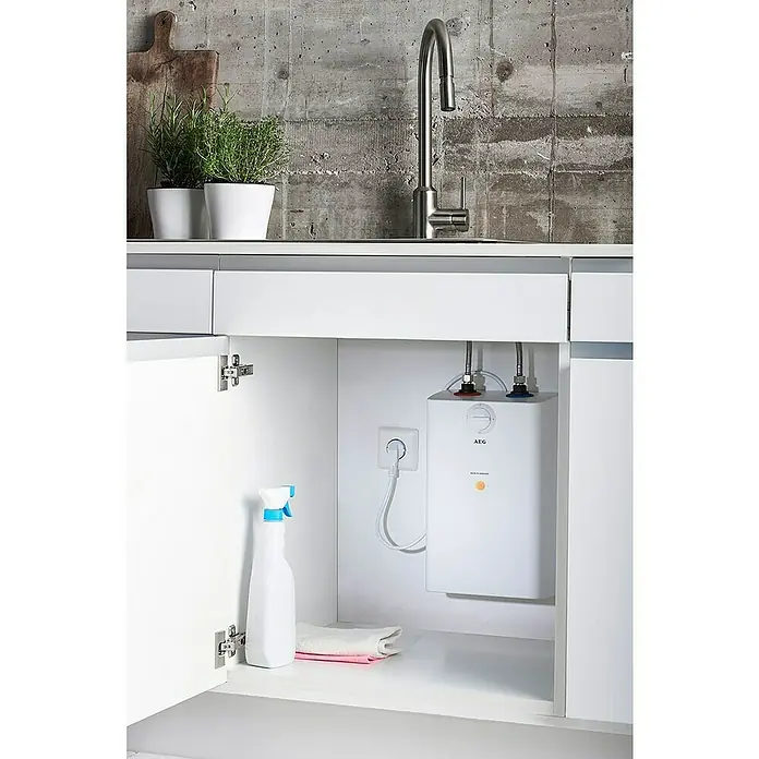 AEG Termo eléctrico U5 - 5 l, 2.000 W, Rango de temperaturas: 30 °C - 85 °C, Montaje bajo mesa - Pequeño calentador de agua AEG en un baño moderno.