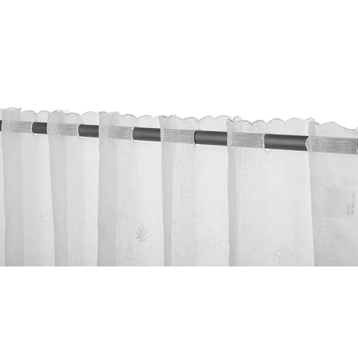 Elbersdrucke Bistrogardine Valley - 148 x 46 cm, 100 % Polyester, Offwhite - Weiße Gardine mit gestickten Sonnenblumen und gewelltem Rand, aufgehängt an einer grauen Stange.