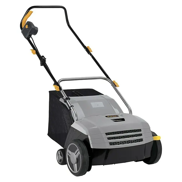 Alpina Elektro-Vertikutierer ASC 1.3 E - 1.300 W, Arbeitsbreite: 32 cm - Abbildung eines ALPINA Elektro-Vertikutierers mit Fangkorb. Das Gerät ist grau mit gelben Akzenten und hat einen schwarzen Fangkorb.