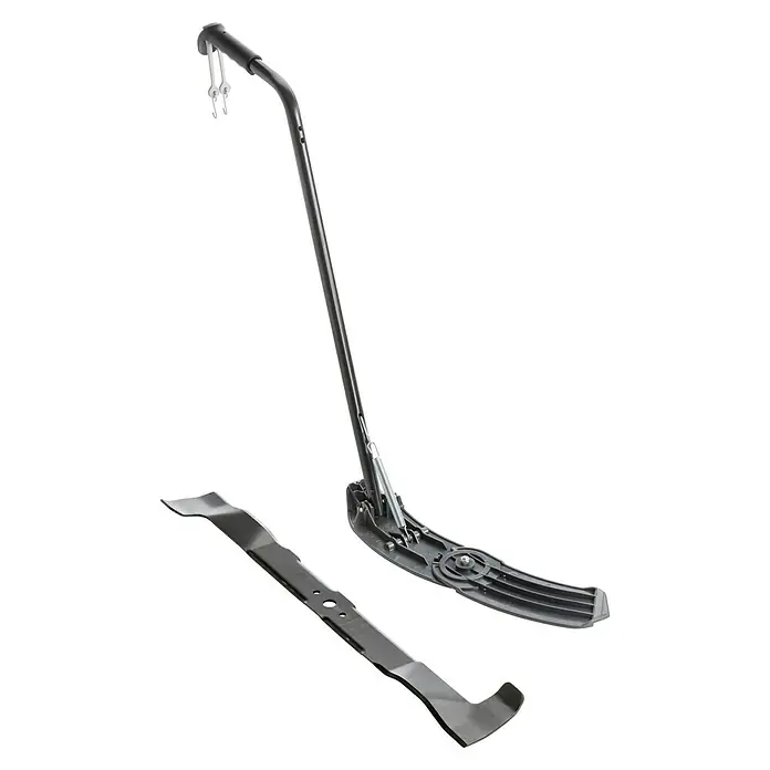 Alpina Mulch-Kit für Rasenmäher - Alpina Rasentraktor AT2 72 A - Das Bild zeigt einen Rasenmäher-Messerwechselhelfer und ein Messer. Das Zubehör erleichtert den Austausch von Rasenmähermessern.