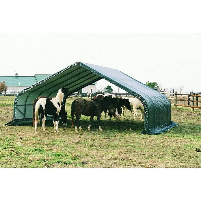ShelterLogic Garage - Außenmaß inkl. Dachüberstand (B x T): 670 x 610 cm, Kunststoff, Grün - Pferde stehen unter einem robusten, grünen Unterstand, der Schutz vor den Elementen bietet. Eine praktische Lösung für die Weidehaltung.
