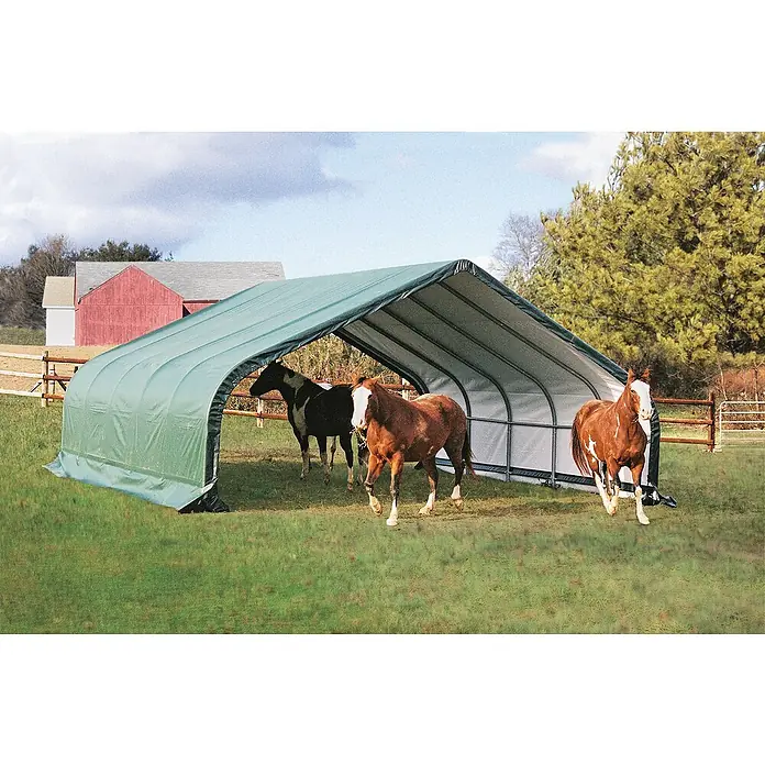 ShelterLogic Garage - Außenmaß inkl. Dachüberstand (B x T): 670 x 610 cm, Kunststoff, Grün - Pferdeunterstand mit drei Pferden auf einer Wiese.
