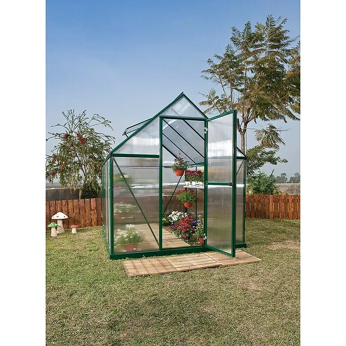 Palram – Canopia Invernadero Mythos - Medidas ext. (An x Pr): 185 x 247 cm, 4 mm, Verde - Un invernadero espacioso con puertas abiertas, rodeado de un jardín con flores y árboles.