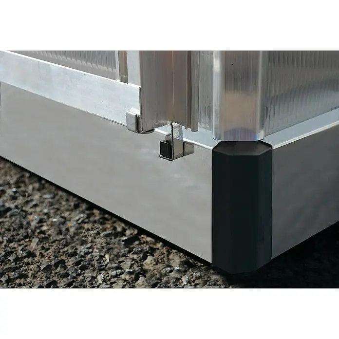 Palram – Canopia Invernadero Mythos - Medidas ext. (An x Pr): 185 x 126 cm, 4 mm, Plateado - Primer plano de una esquina de invernadero con marco de aluminio, protector de esquina negro y elementos de fijación en superficie de grava.