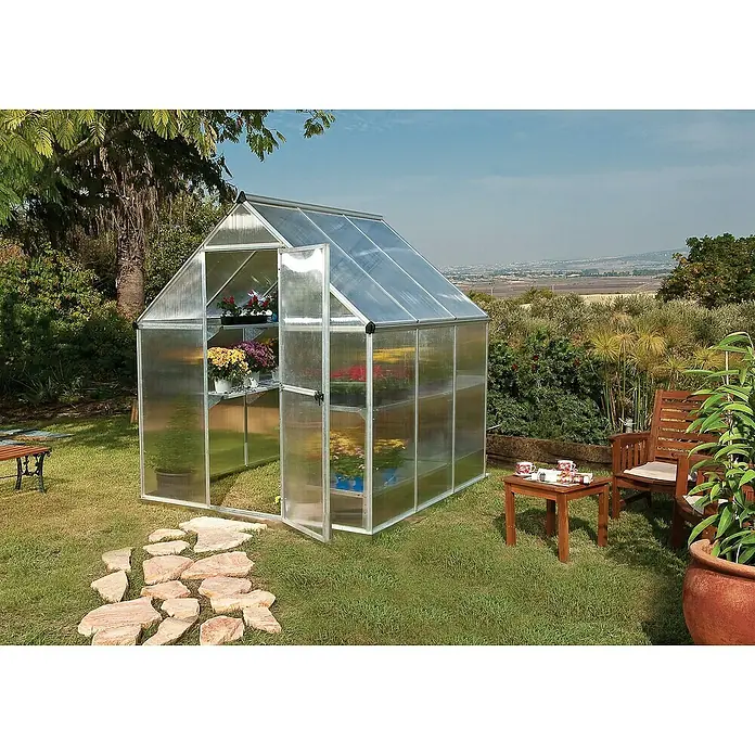 Palram – Canopia Invernadero Mythos - Medidas ext. (An x Pr): 185 x 186 cm, 4 mm, Plateado - Un invernadero de policarbonato transparente con estructura plateada y puerta abierta, situado en un exuberante jardín.
