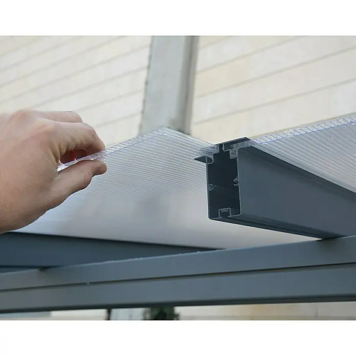 Terrassenüberdachung Tuscany LED - B x T: 425 x 300 cm, Anthrazitgrau, Polycarbonat, Transparent - Polycarbonatplatten werden in ein Aluminiumprofil für eine Terrassenüberdachung oder einen Carport eingesetzt.