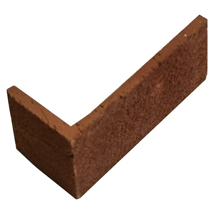 Celina Klinker Verblendstein-Ecke Handform Rotsand - 11,5 cm x 5,2 cm x 7 mm, Rot, Steinoptik - Nahaufnahme eines Eckziegels in Rotbraun, der durch seine rustikale Textur und L-Form charakterisiert wird. Ideal für dekorative Zwecke und Bauprojekte.