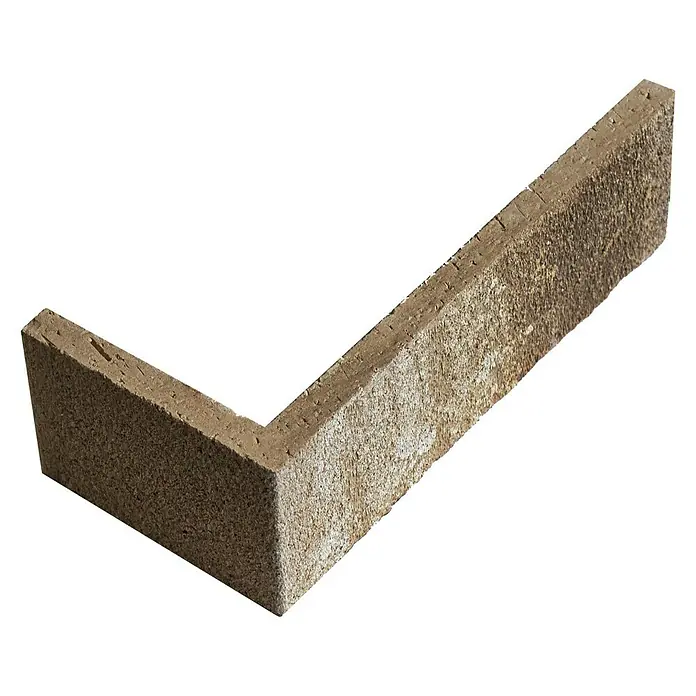 Celina Klinker Verblendstein-Ecke Handstrich Valencia - 21,5 x 6,5 x 10,25 cm, Beige, Steinoptik - Nahaufnahme eines Eck-Verblendsteins, der eine rustikale und robuste Textur aufweist, ideal für architektonische Details.