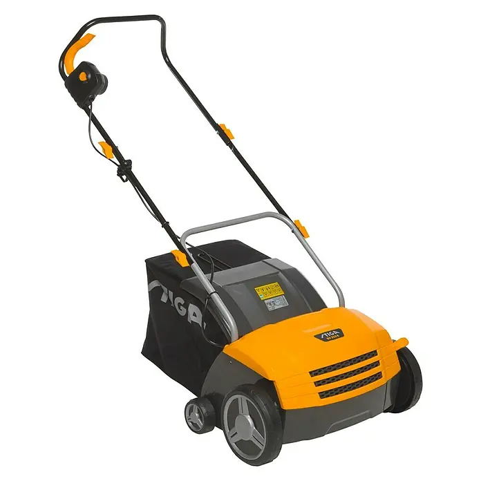 Stiga Elektro-Vertikutierer SV 213 E - 1.300 W, Arbeitsbreite: 32 cm - Das Bild zeigt einen gelb-schwarzen Rasenlüfter der Marke STIGA, ein Gartengerät für die Rasenpflege.