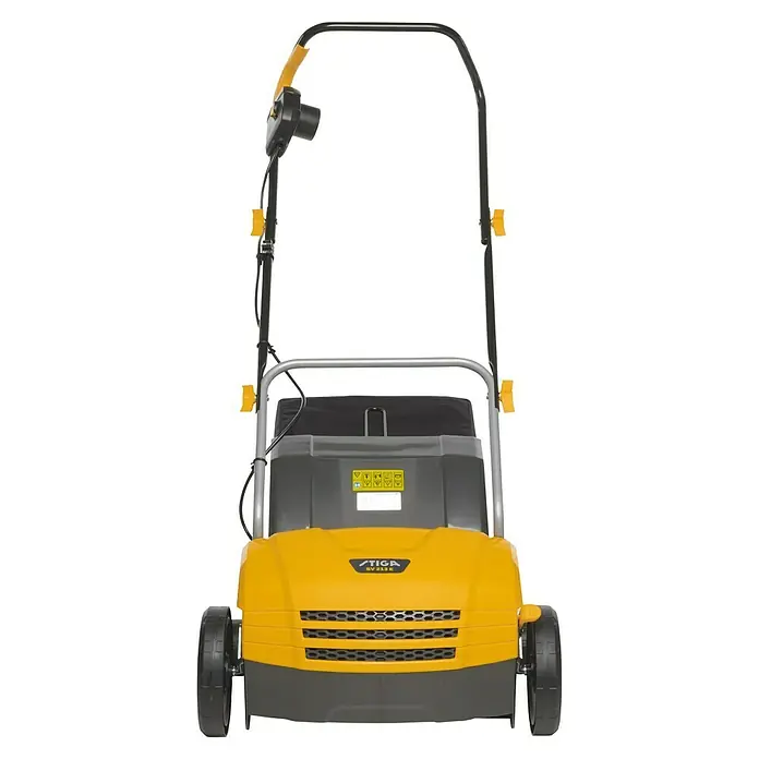 Stiga Elektro-Vertikutierer SV 213 E - 1.300 W, Arbeitsbreite: 32 cm - Gelber Stiga SV 213 E Vertikutierer mit schwarzen Rädern und Griff für die Rasenpflege.