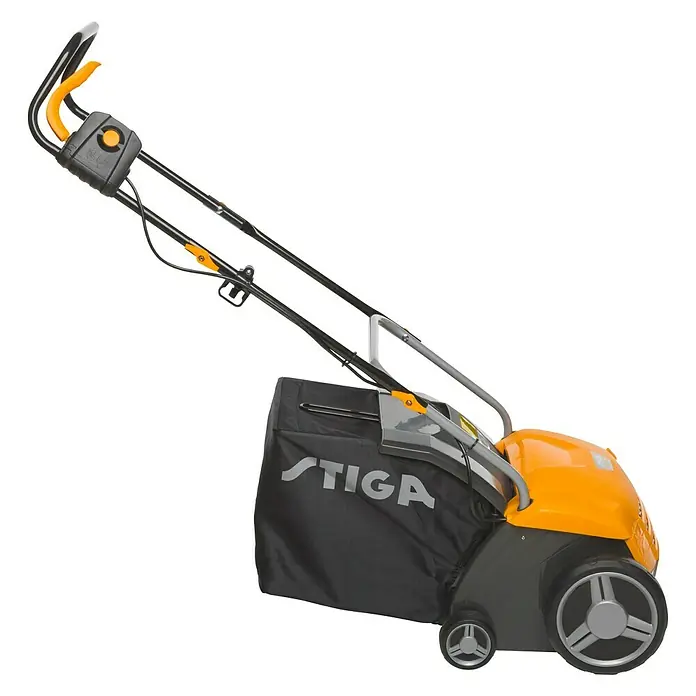 Stiga Elektro-Vertikutierer SV 213 E - 1.300 W, Arbeitsbreite: 32 cm - Nahaufnahme eines STIGA Rasenlüfters, der für die Rasenpflege entwickelt wurde und über einen Fangkorb verfügt.