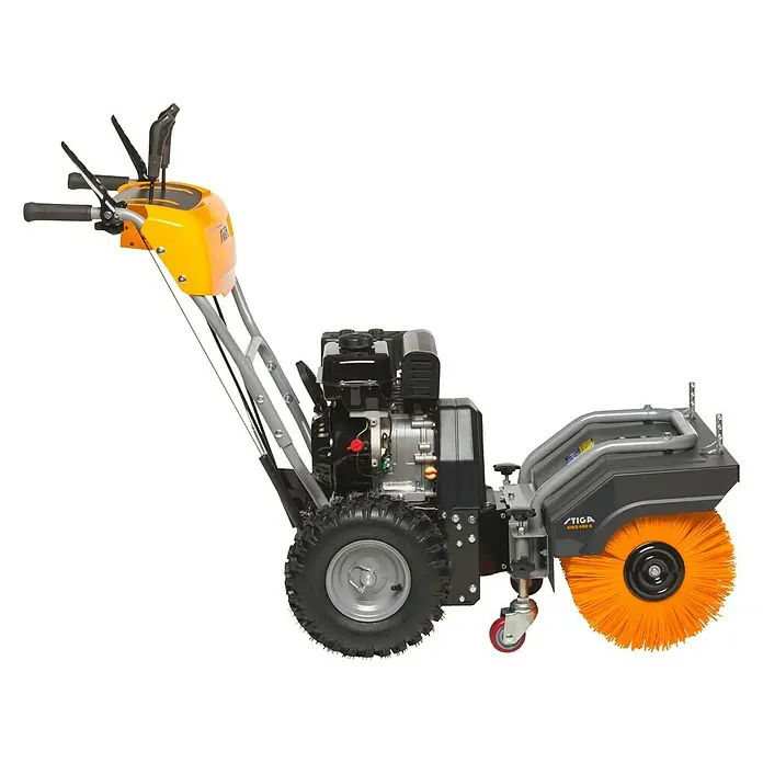 Stiga Kehrmaschine SWS 800 G - 4,4 kW - Eine Stiga Schneefräse mit orangefarbener Bürste und groben Reifen für den Wintereinsatz. Das Gerät ist robust und leistungsstark.